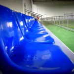 Sedež za tribuno z naslonjalom