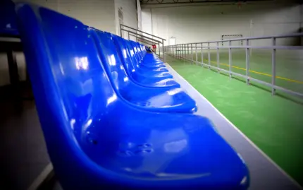 Sedež za tribuno z naslonjalom